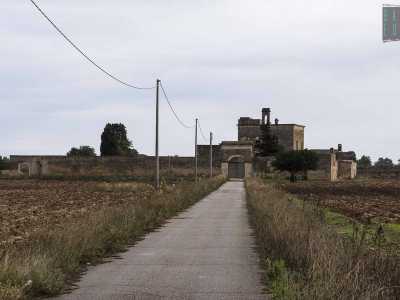 Per raggiungerla imbocchiamo strada Crocifisso e svoltiamo quindi a sinistra in una viuzza che si fa largo tra estesi campi coltivati. Dopo averla percorsa per 200 metri giungiamo cos� dinanzi all'ingresso monumentale